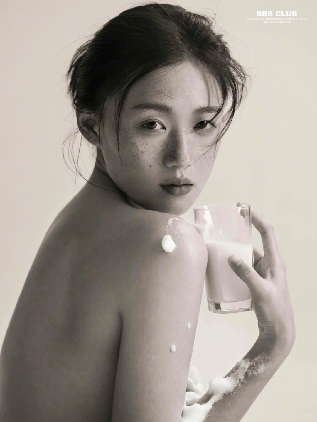 纯欲系天花板，一眼沦陷的少女轻私房写真❤️