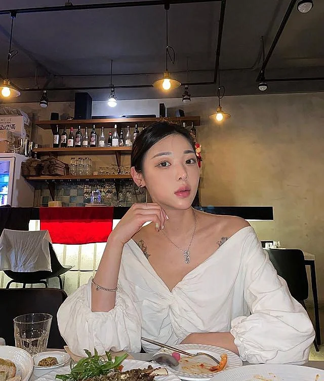 ins美女:五官精致的大长腿美女写真