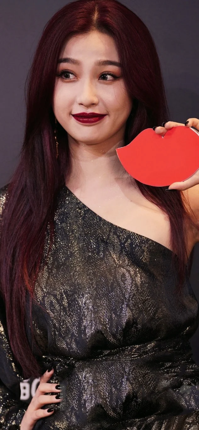 虞书欣 烈艳红唇高级 美的