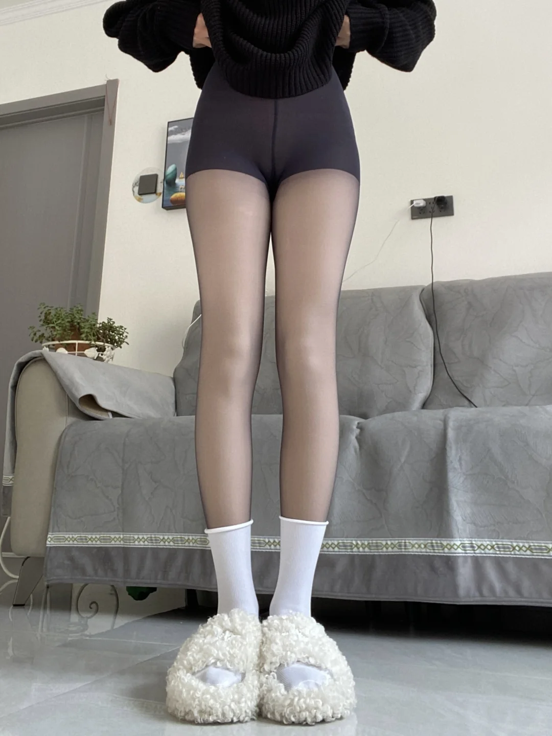 有些人表面光鲜亮丽！实际穿上加绒黑丝了😱