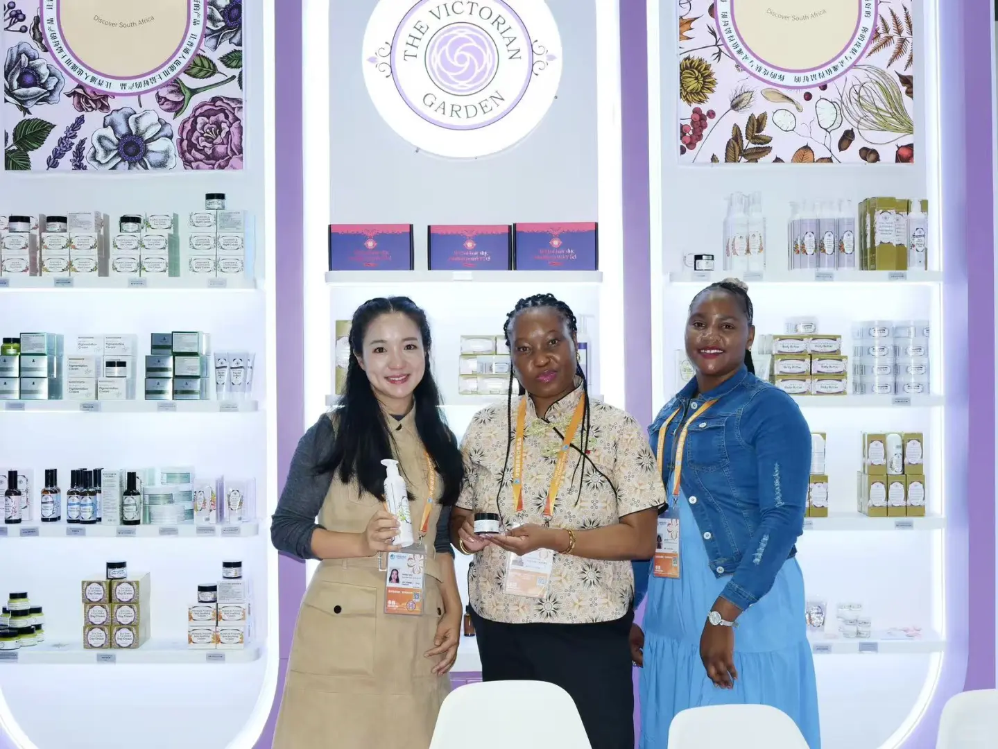 南非驻上海总领事齐朴女士来VG展位了