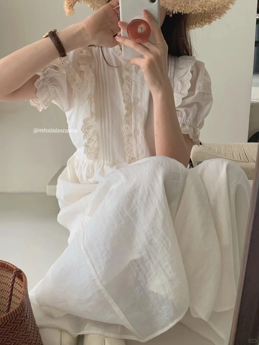 穿上就是软萌萌 让人很有保护欲的女孩子