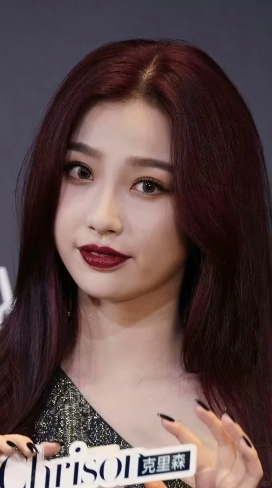 虞书欣 烈艳红唇高级 美的