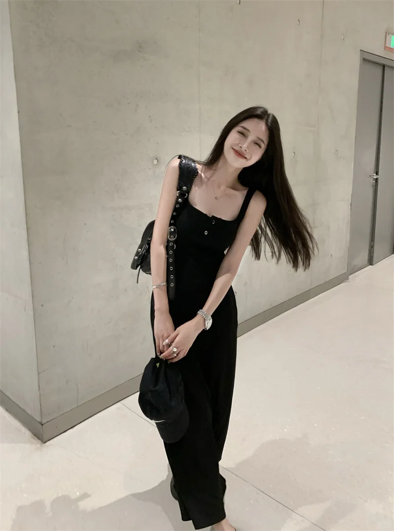 这条吊带裙才是普通人的 “氛围作弊器”