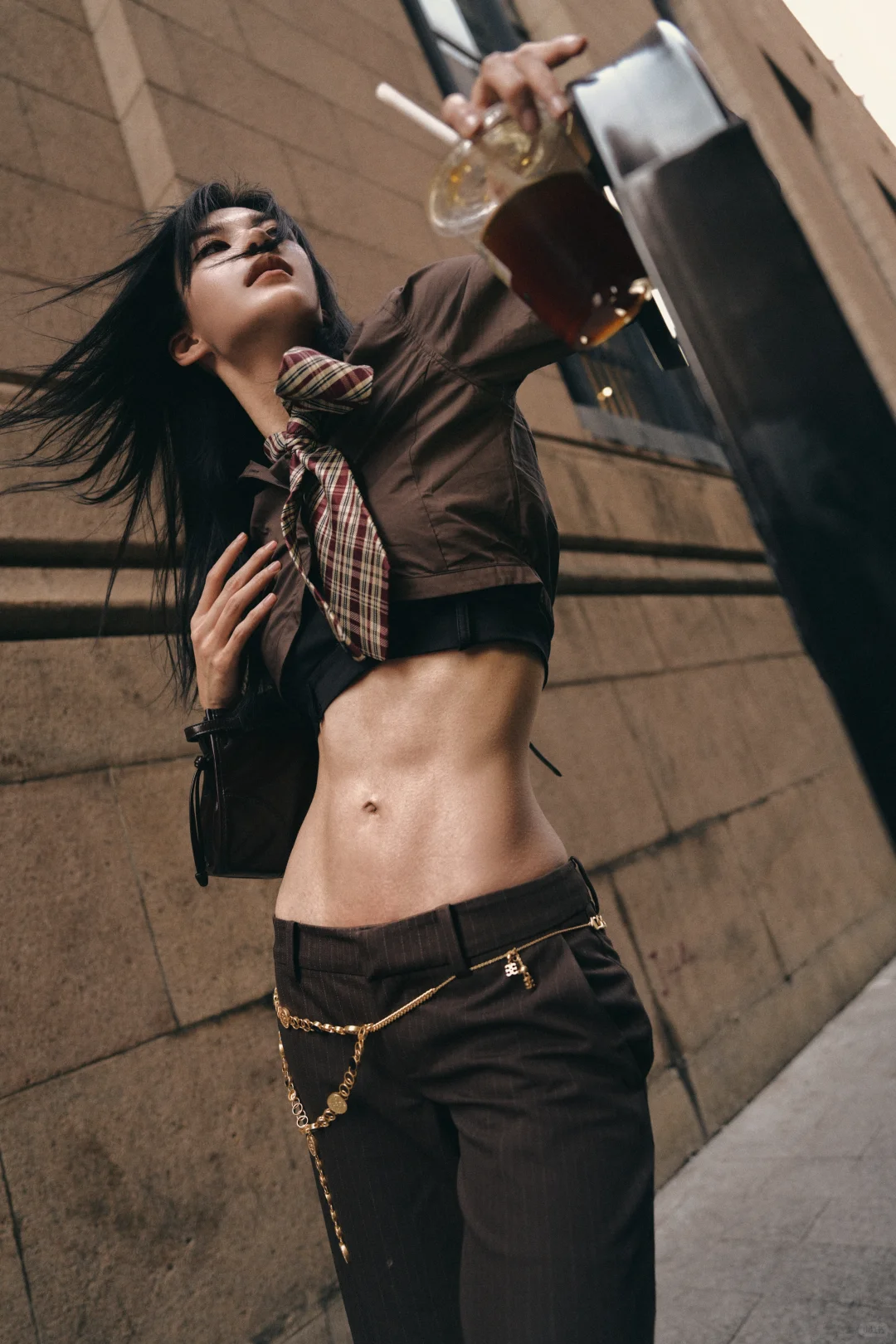 我会变成很会赚钱的女人，你也是。