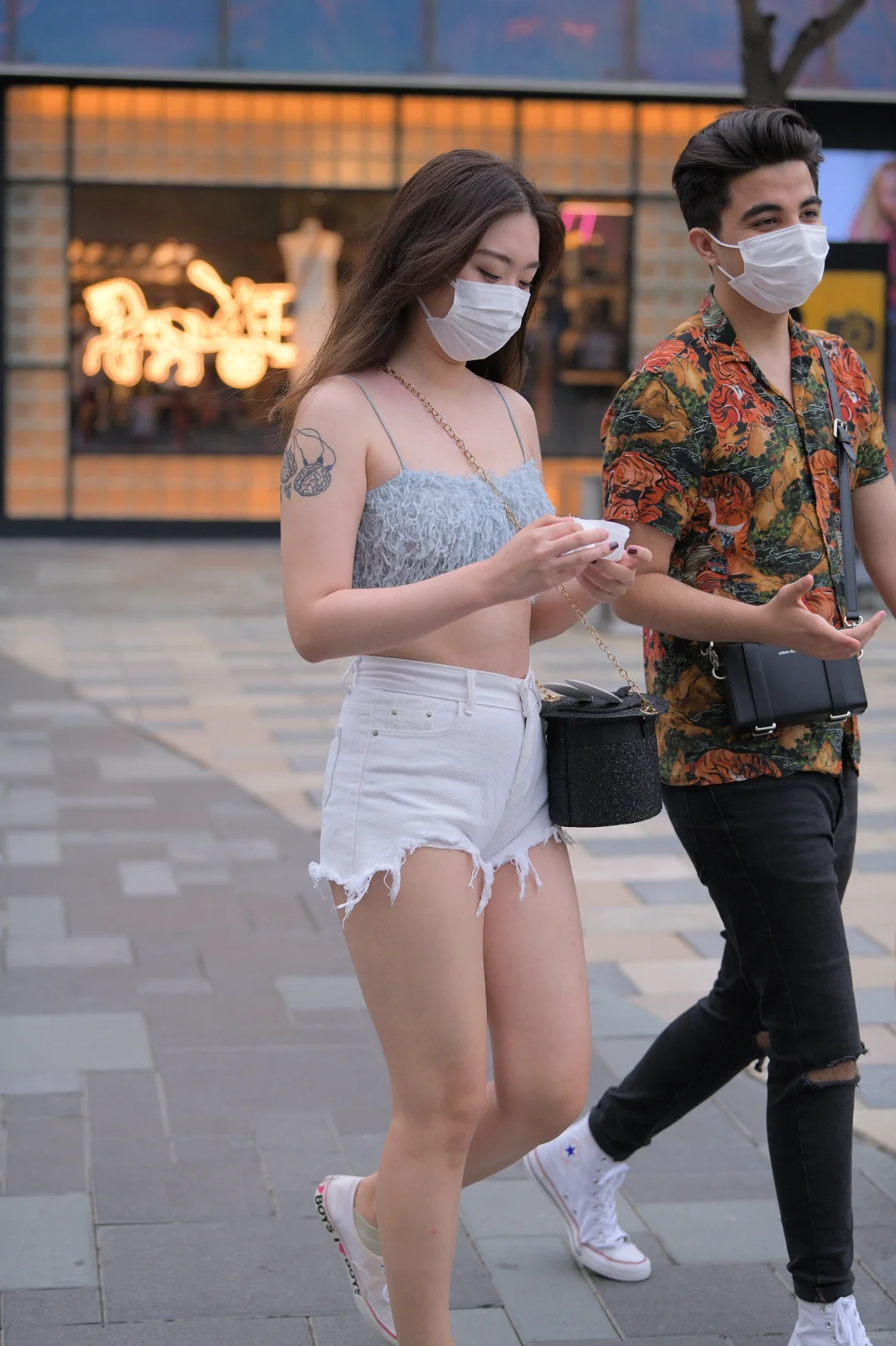 街拍:夏日街头，邂逅一抹清凉