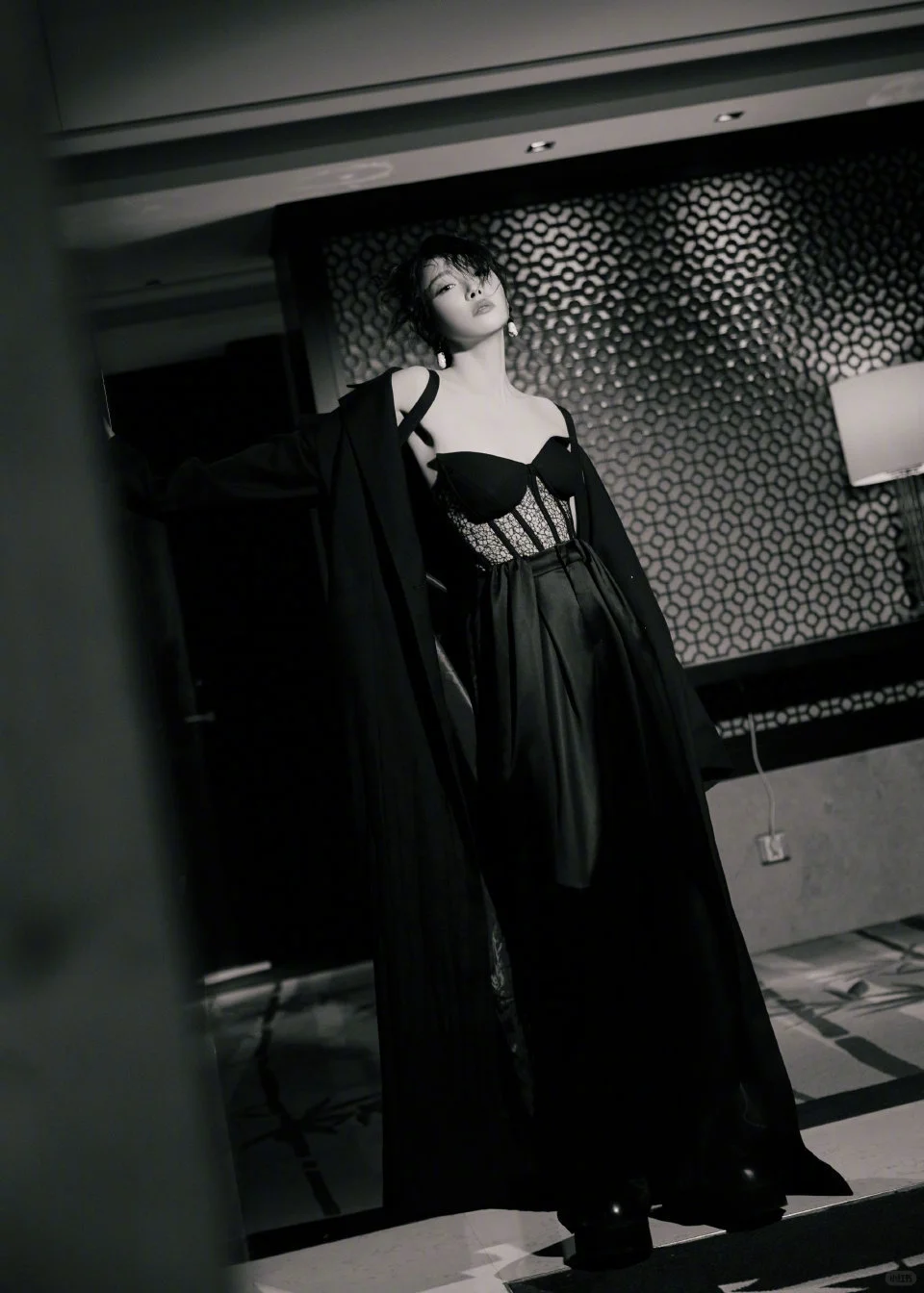 宋茜山河枕扫楼！全黑造型杀疯了🔥