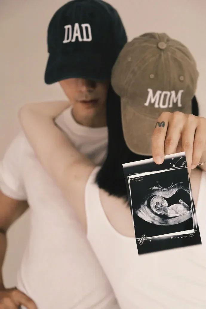 何穗产后首次晒照，上月刚与陈伟霆官宣生子