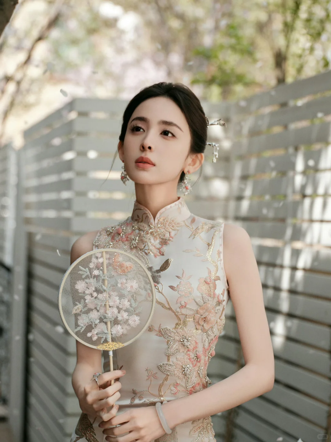 娜扎 刺绣旗袍 玲珑曲线