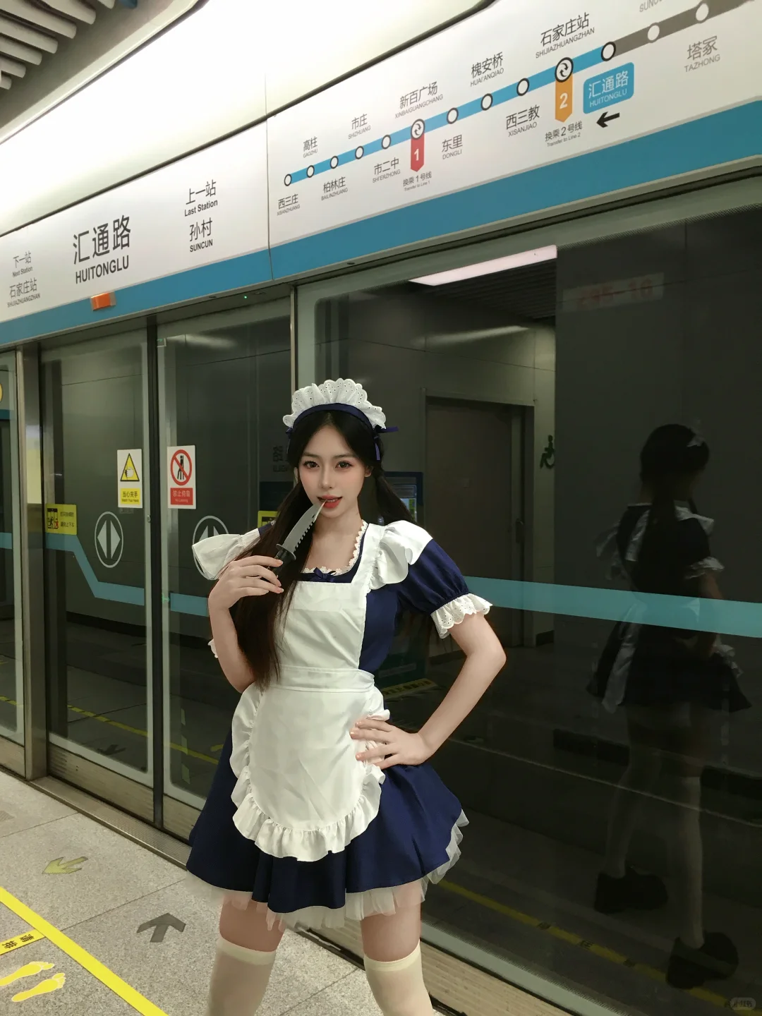 两个战斗女仆拍照不必太正经