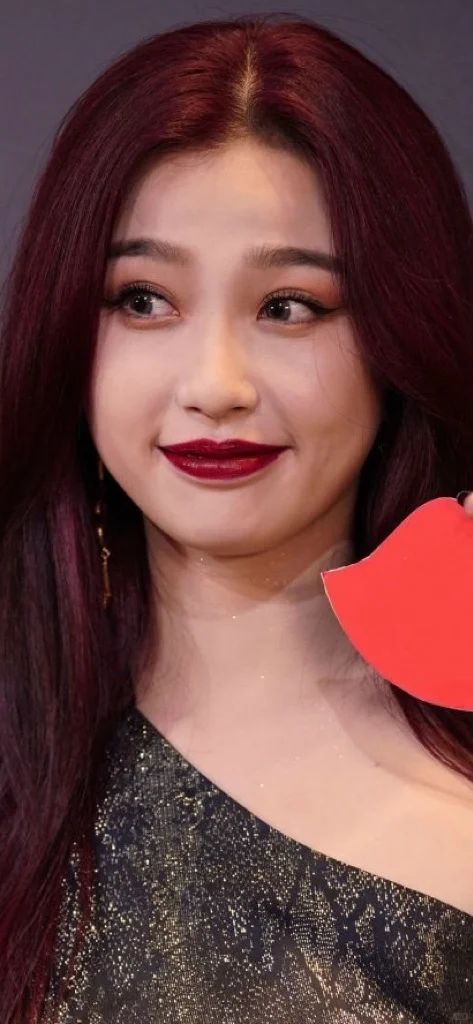 虞书欣 烈艳红唇高级 美的