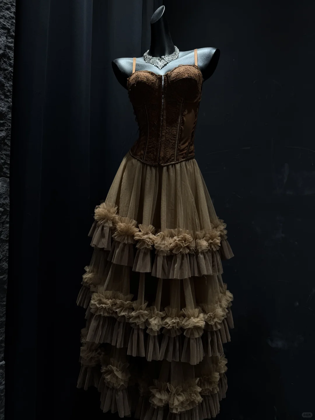 咖啡棕蕾丝胸衣+层层纱裙