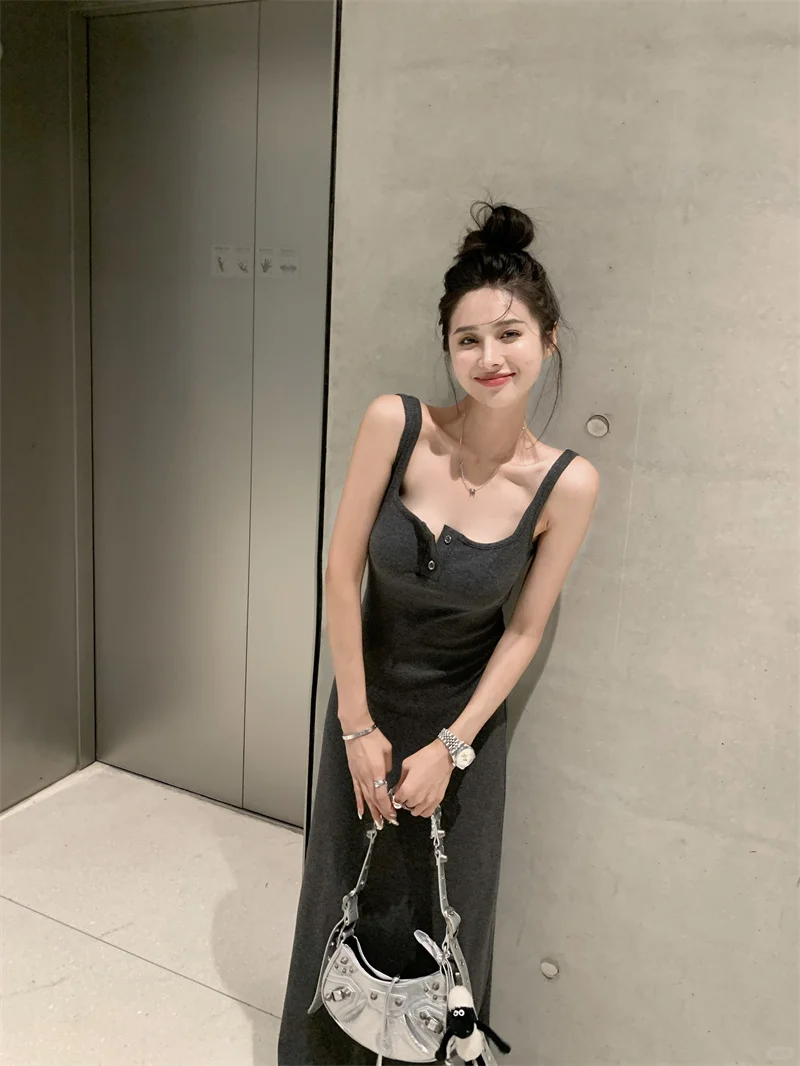 这条吊带裙才是普通人的 “氛围作弊器”