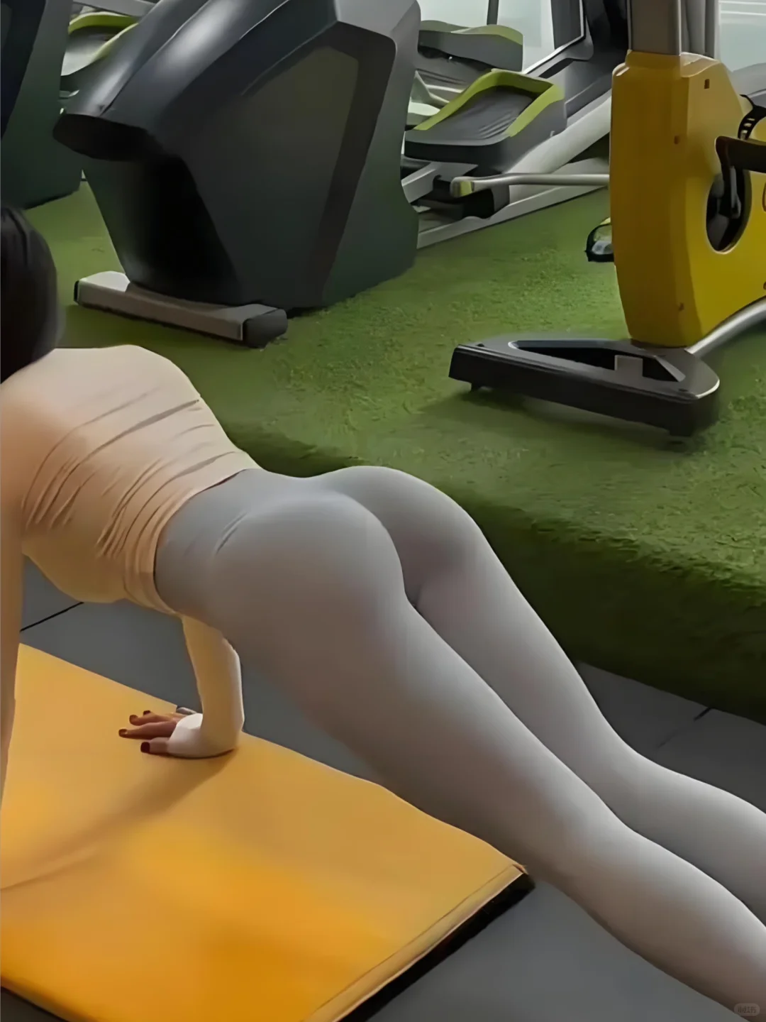 听说女生都喜欢这样的翘臀