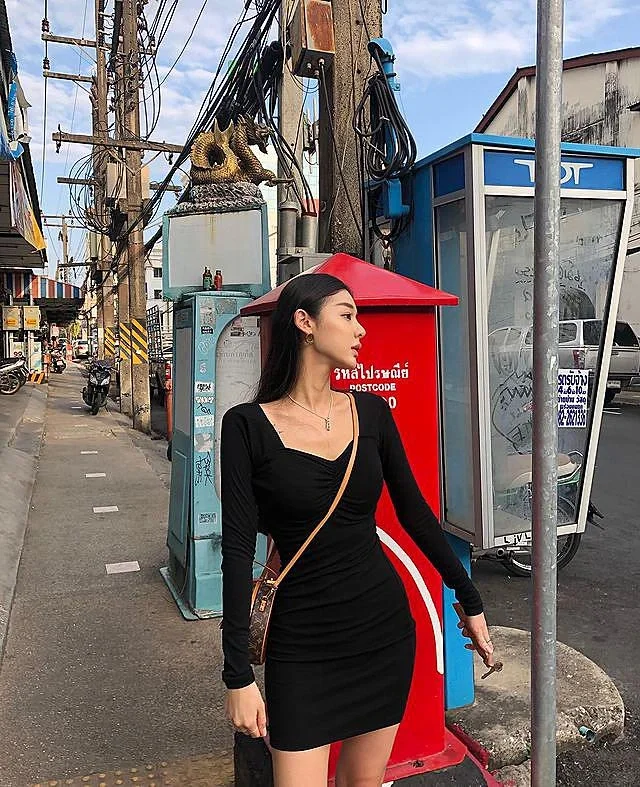 ins美女:五官精致的大长腿美女写真