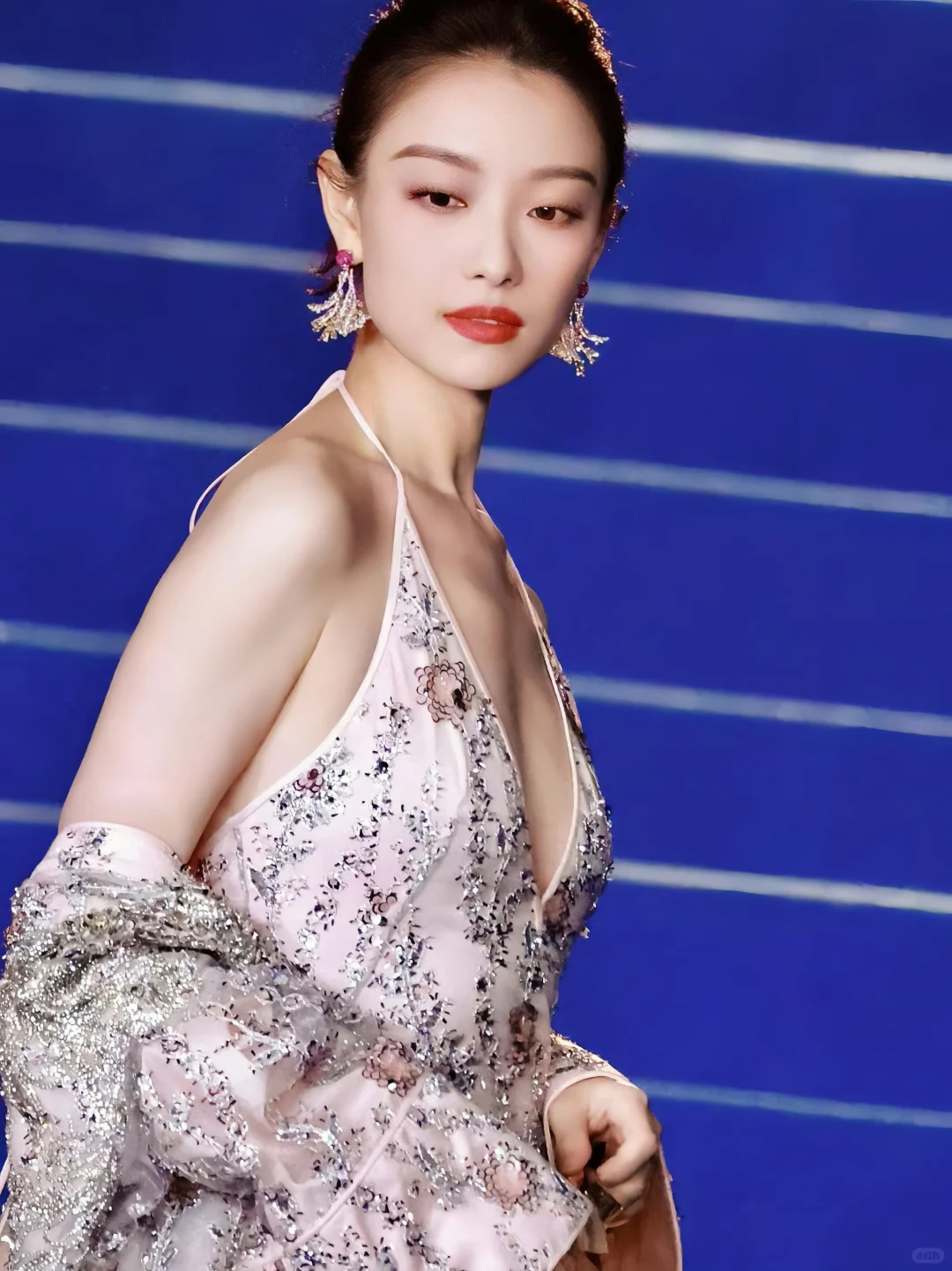 倪妮吊带裙造型生图，太美了！！！！