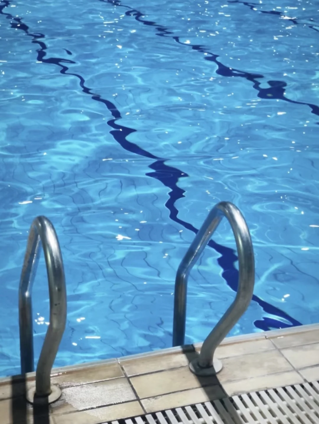 游泳的尽头是游泳池，时光光影