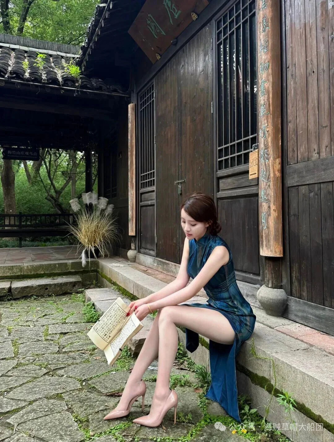 腿子白到发光！