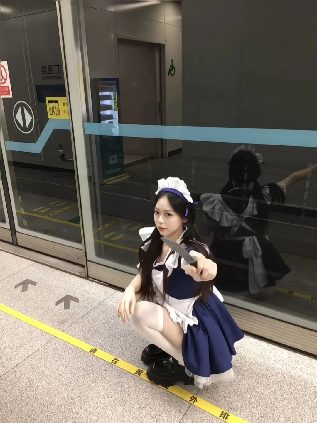 两个战斗女仆拍照不必太正经