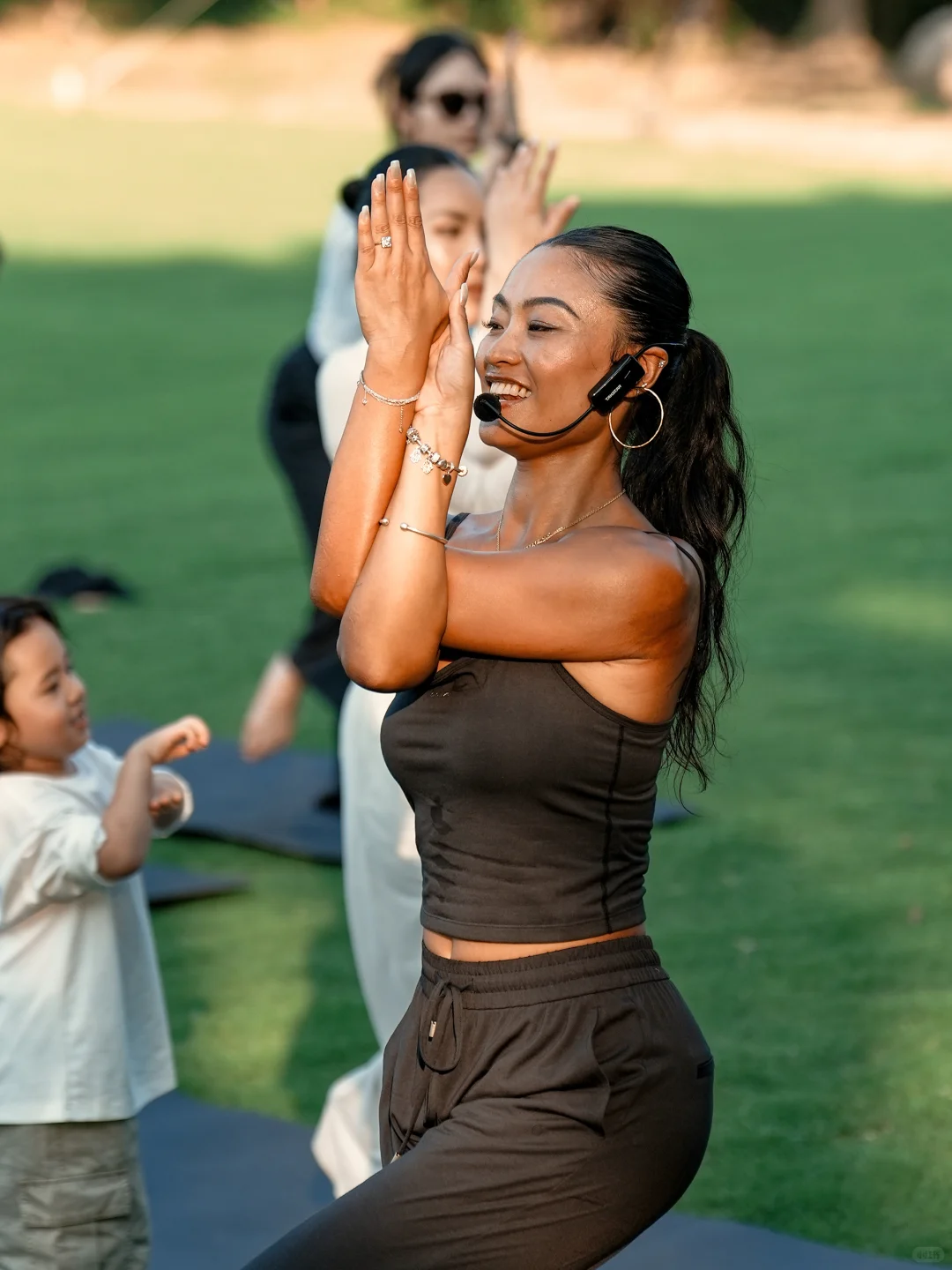 日落、草坪、瑜伽，与自然交朋友