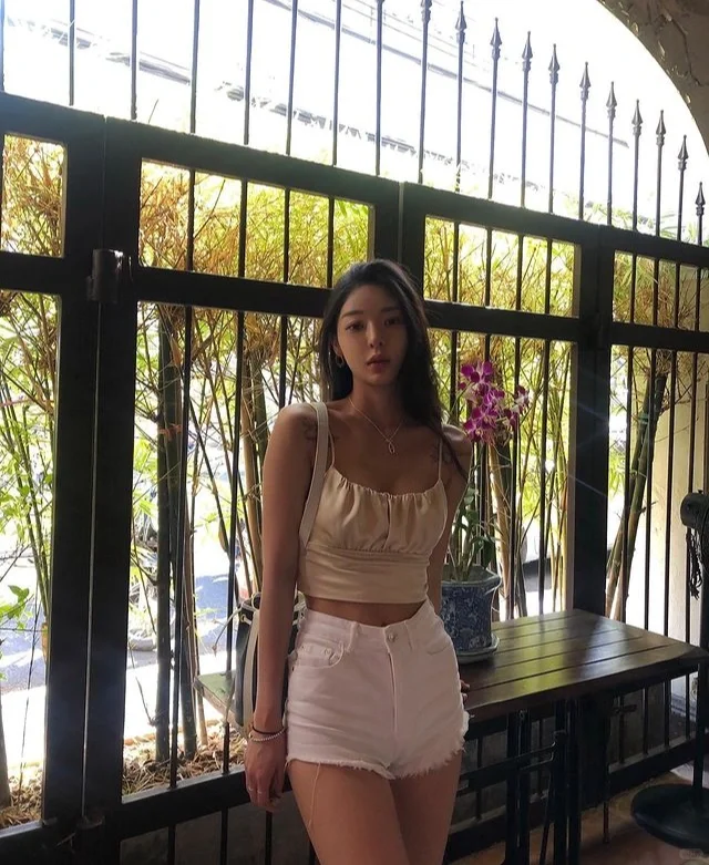 ins美女:五官精致的大长腿美女写真