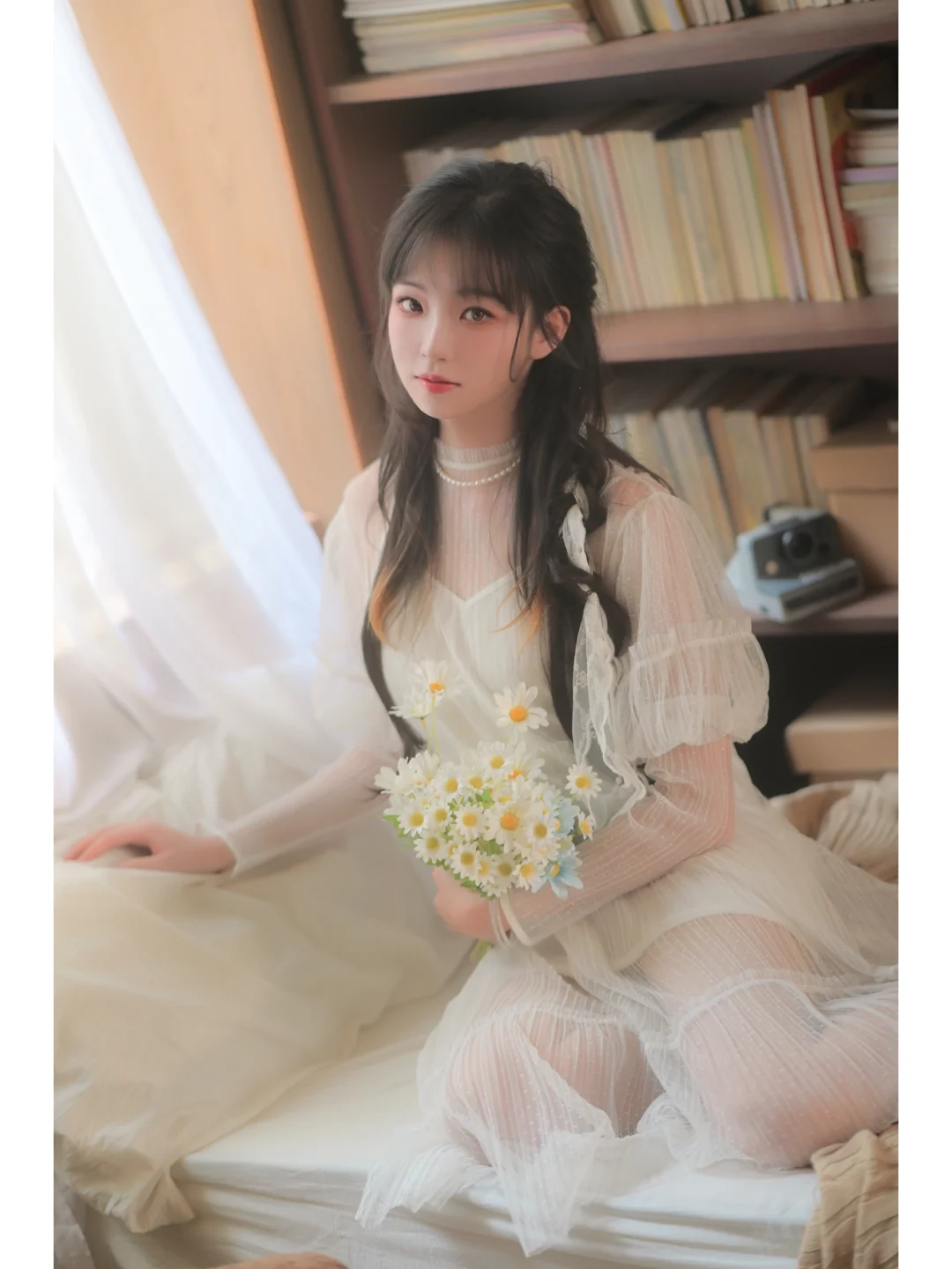 夏日的风吹进房里，悄悄看你在做什~