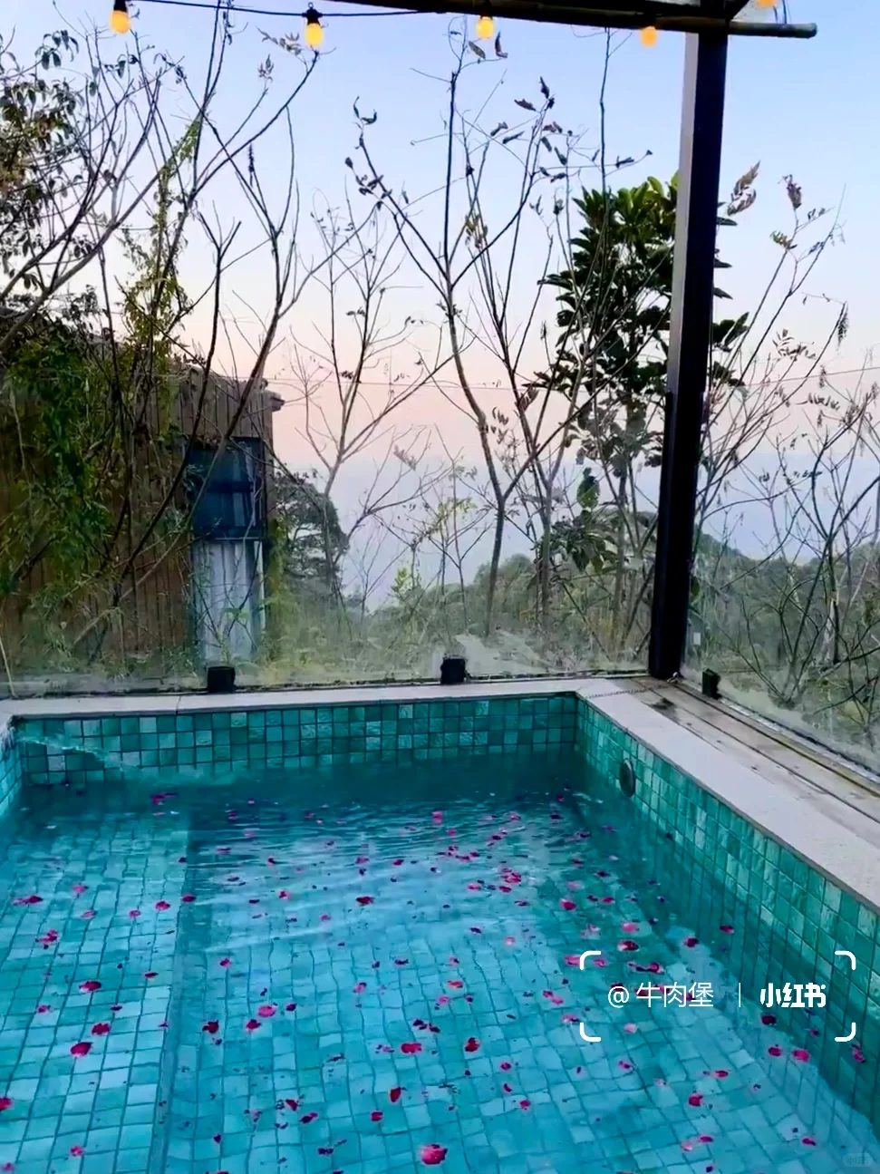 和男友住进山里泡私汤，连住3晚不想退房…