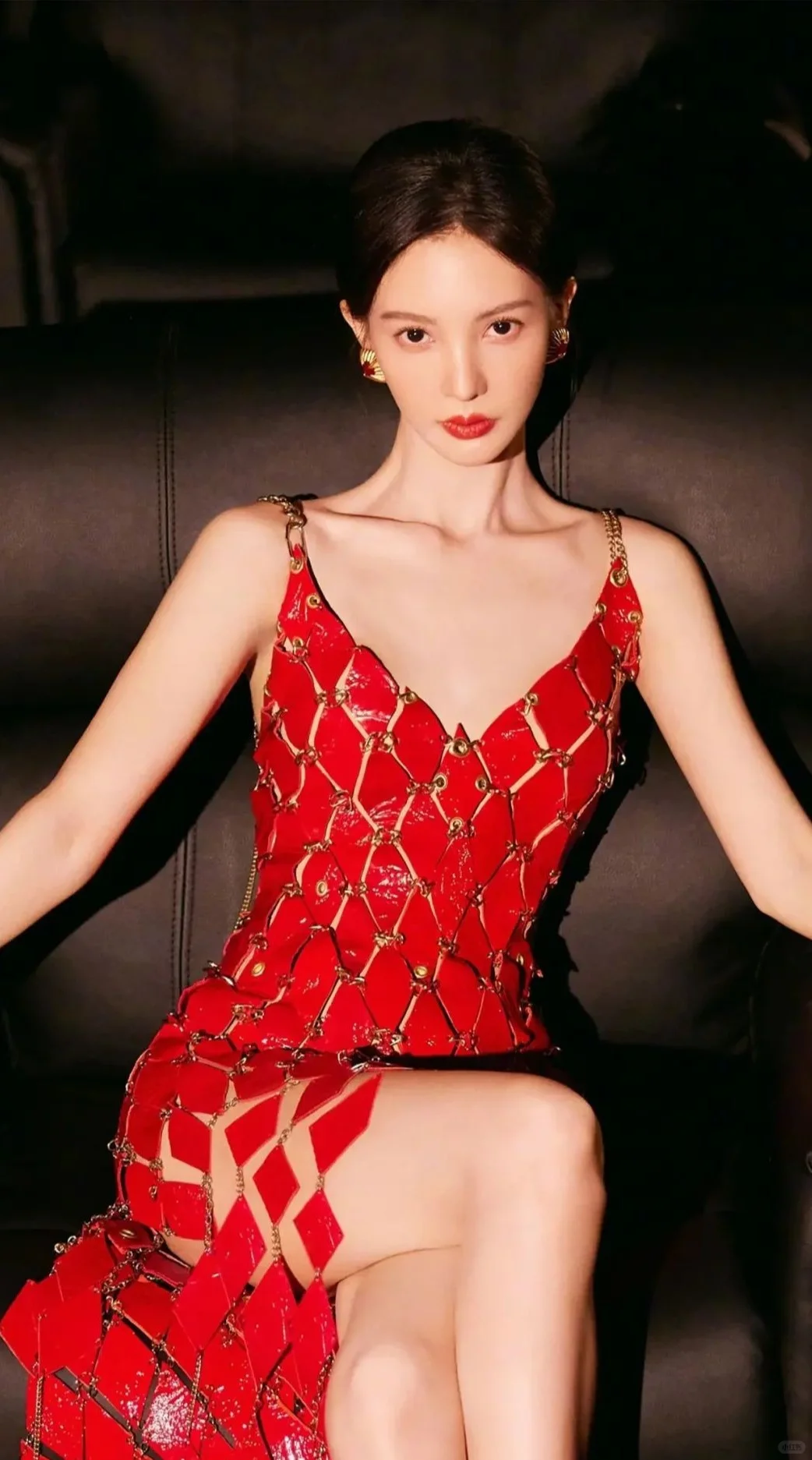 金晨红裙造型鲨疯！链条吊带+镂空美裙