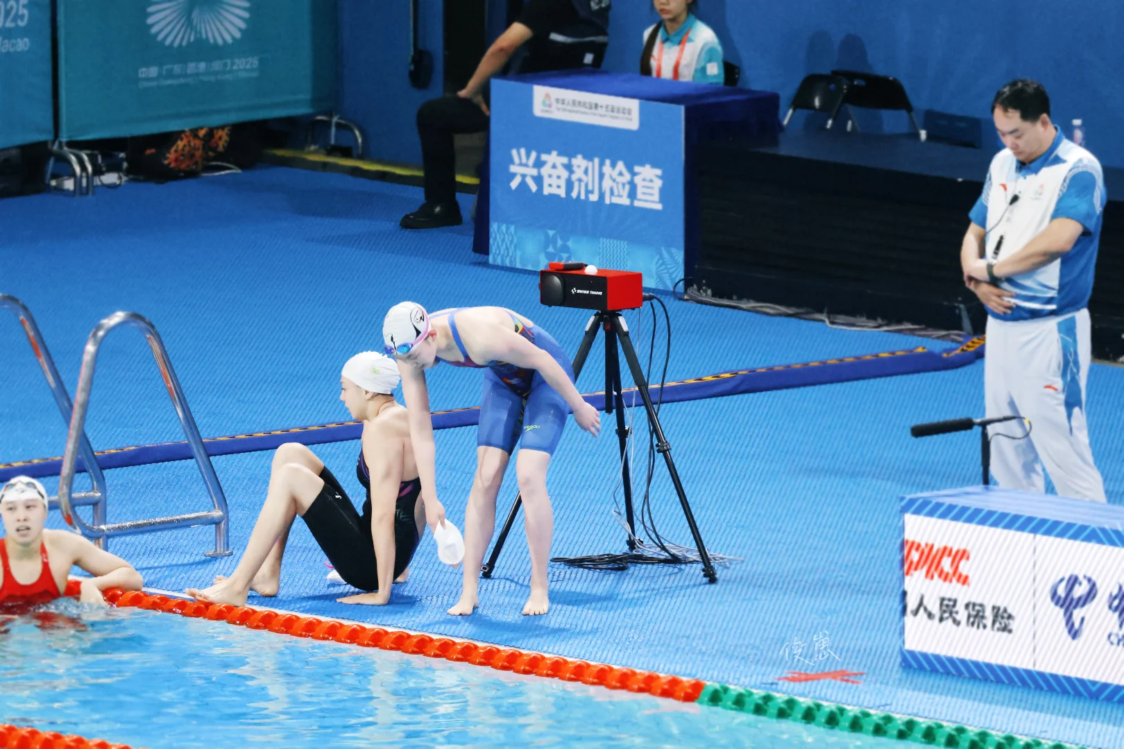 背靠背，手握手，泳女好有爱～