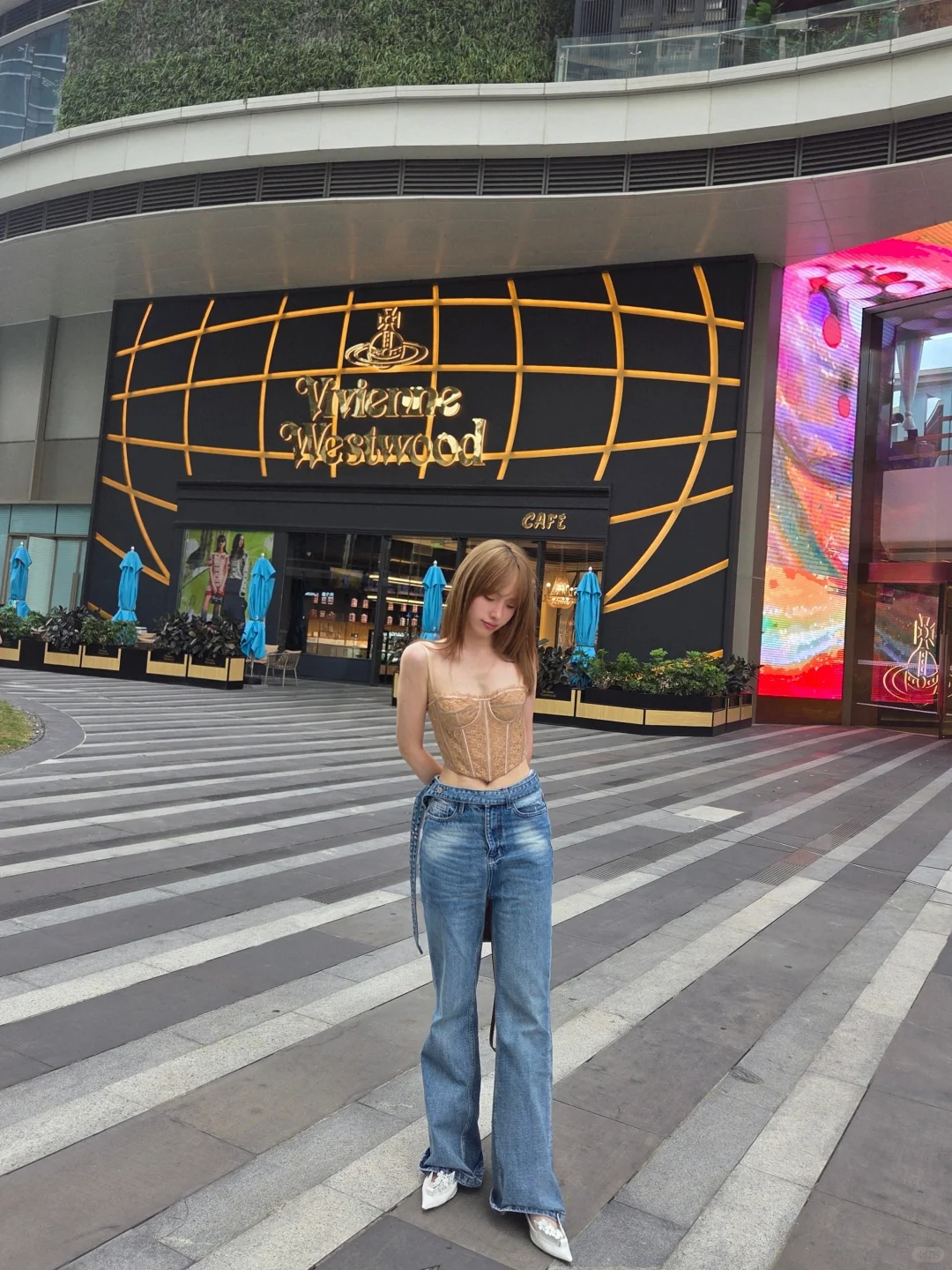 虽然穿的不是 VivienneWestwood🪐