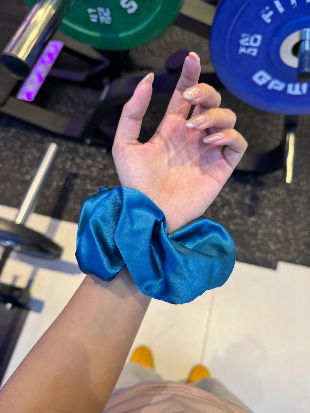 建议健身女人手一个真丝发圈！