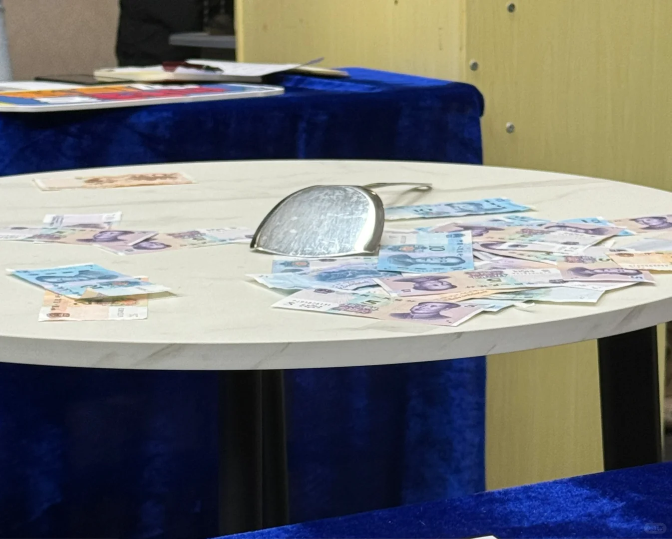 99年女教师-上班啦