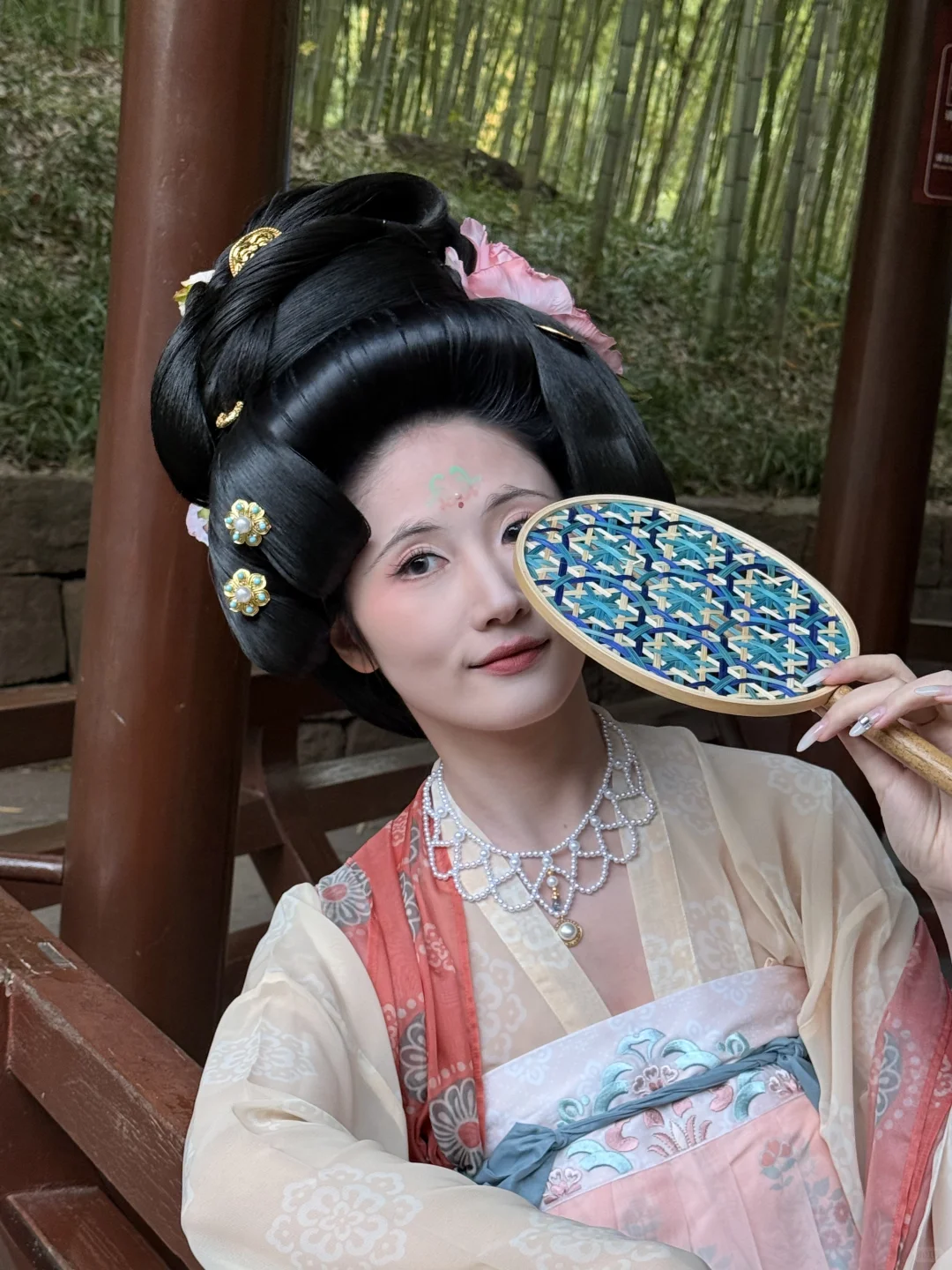 “荷叶罗裙一色裁，芙蓉向脸两边开”