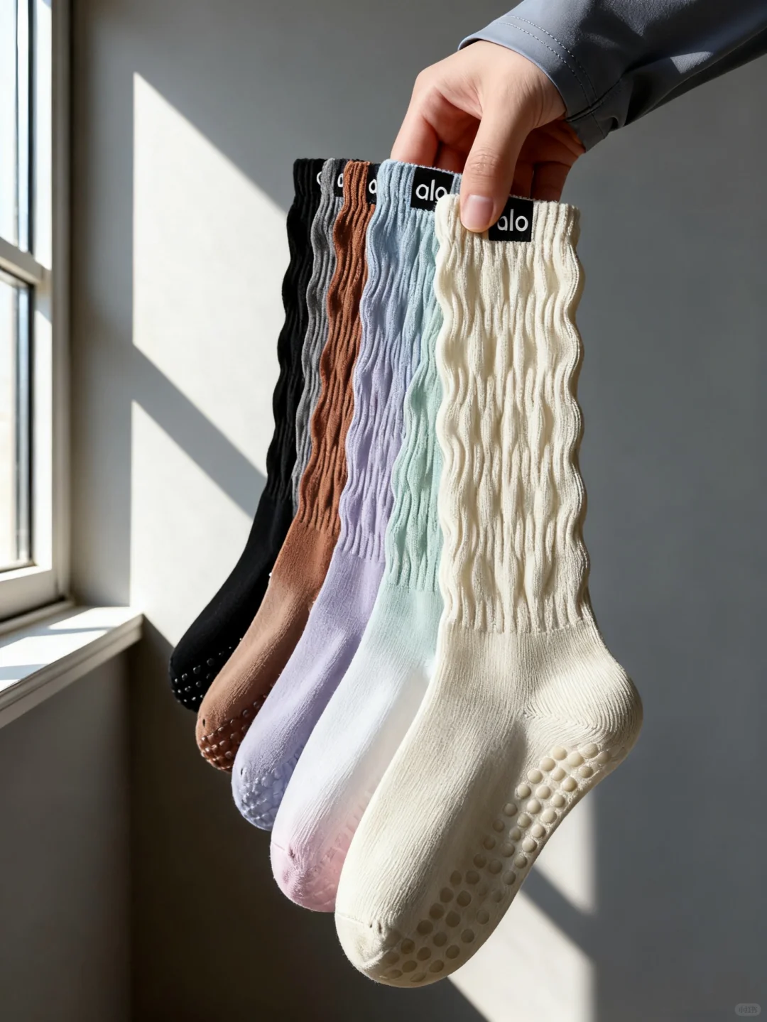 这双“扭扭袜”把松弛感焊在腿上✨