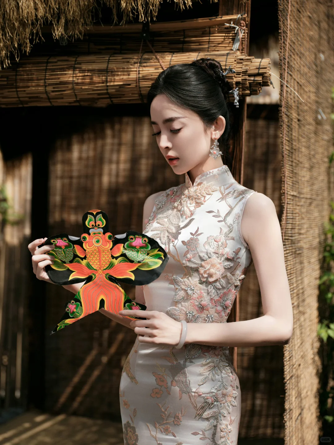 娜扎 刺绣旗袍 玲珑曲线