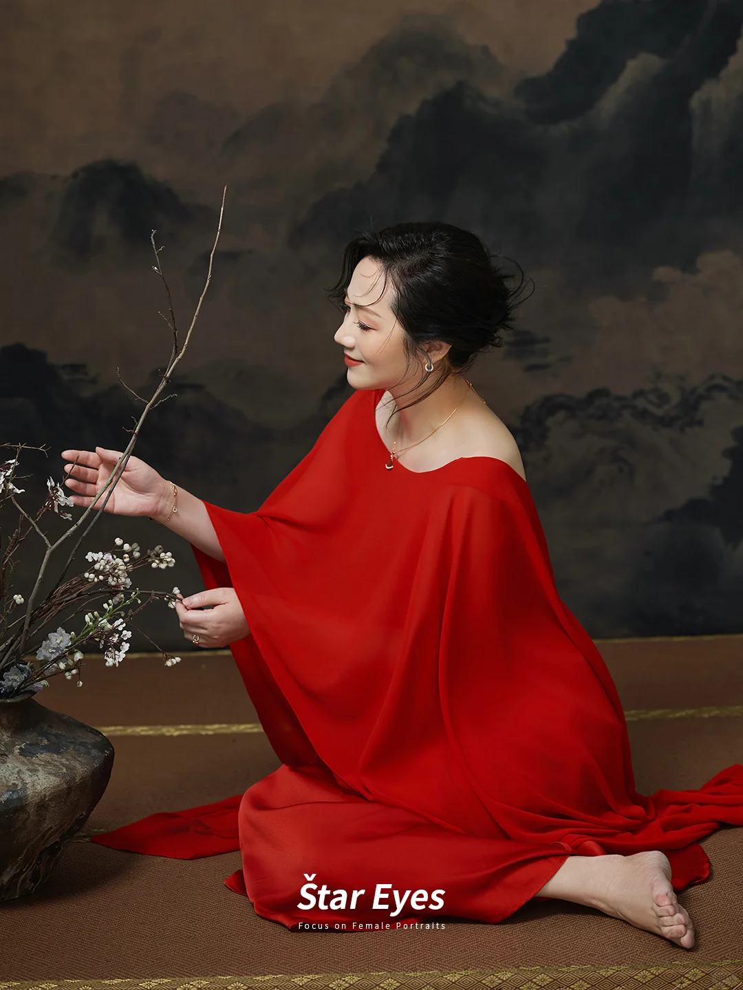 好沉醉这一抹高级的东方红 | 中式肖像