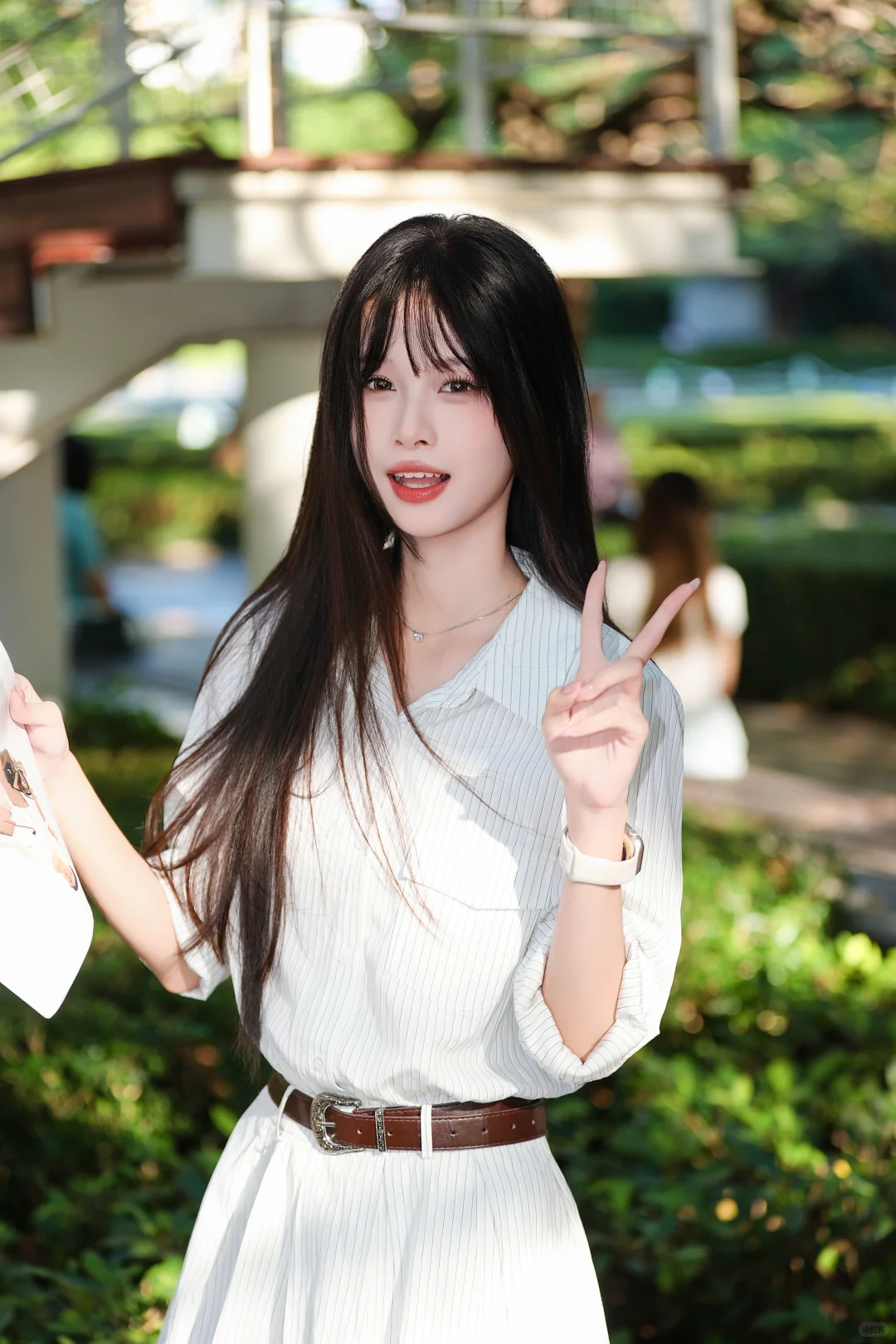 阳光正好，白色T恤与美少女的活力日常