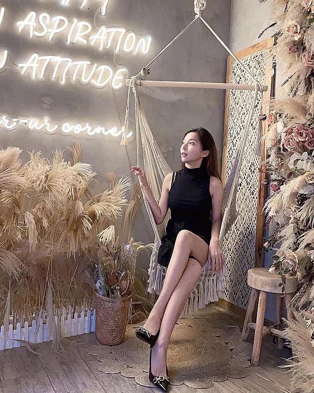 ins美女:五官精致的大长腿美女写真5