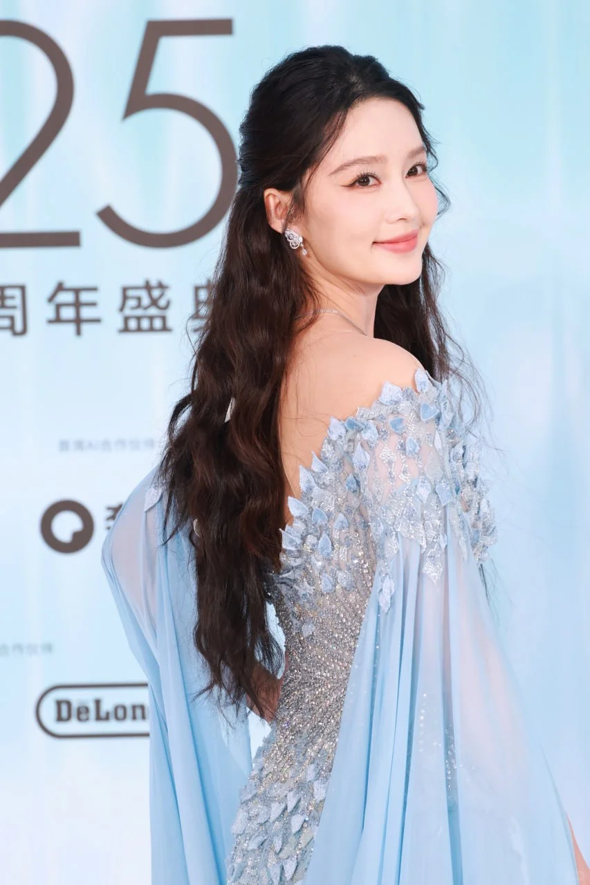 #李沁 蓝色薄纱开叉裙 大长腿太勾人了