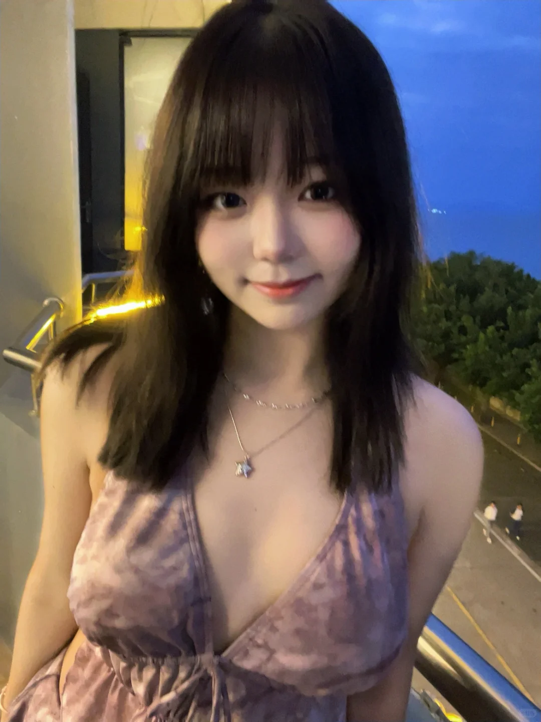 有人懂紫色吊带和蓝调时刻的适配度吗…..