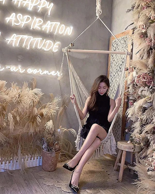 ins美女:五官精致的大长腿美女写真5