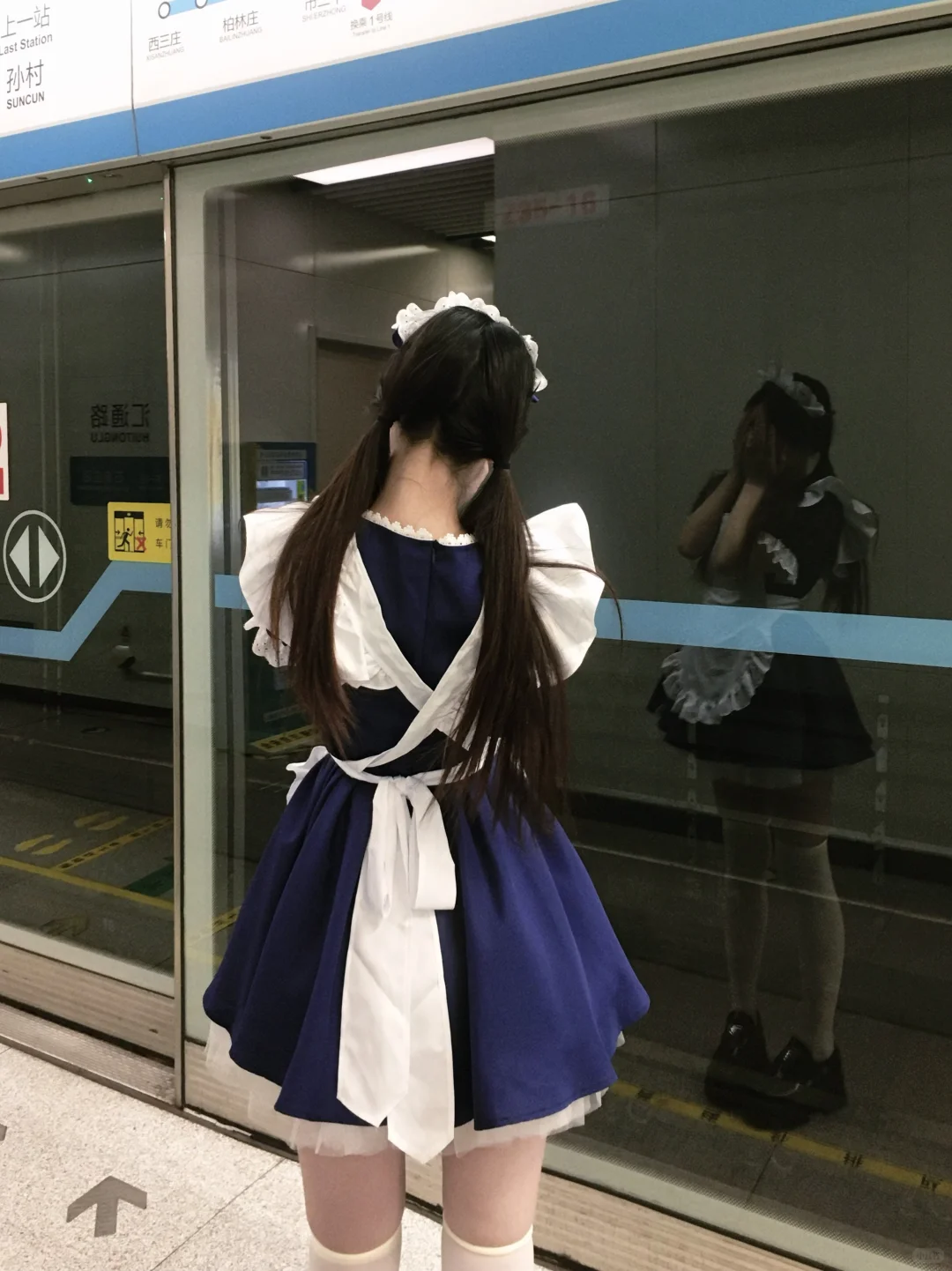 两个战斗女仆拍照不必太正经