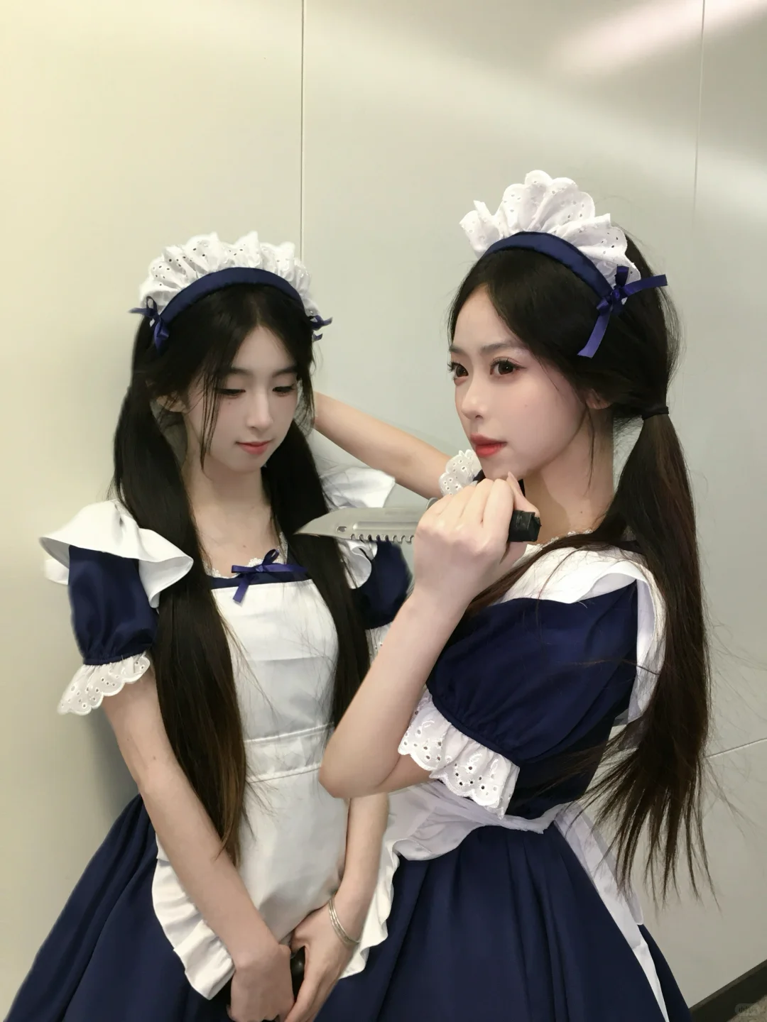 两个战斗女仆拍照不必太正经