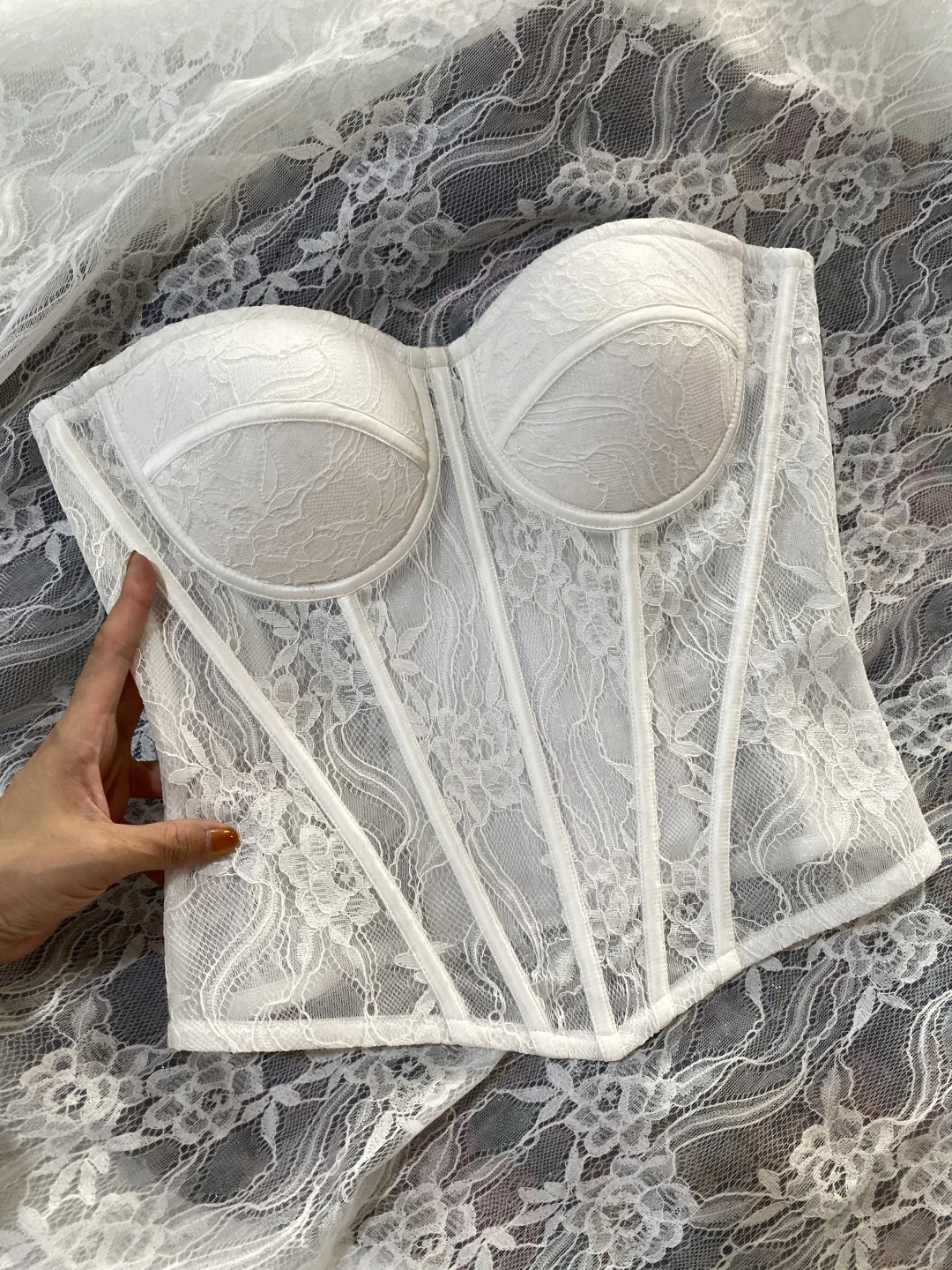 真的被蕾丝镂空胸衣拿捏到不行😭