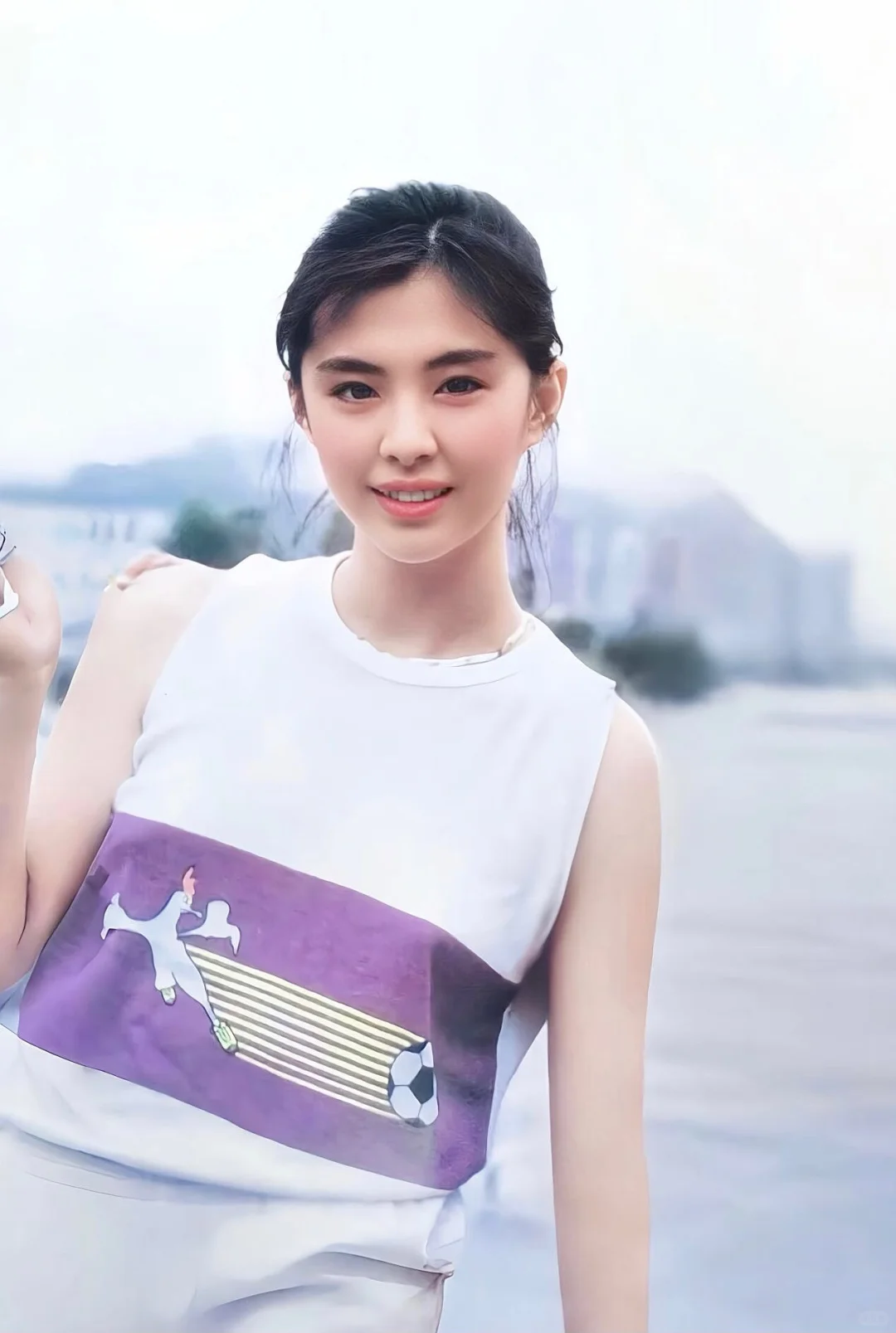 18岁的她相貌清纯甜美～身材匀称修长