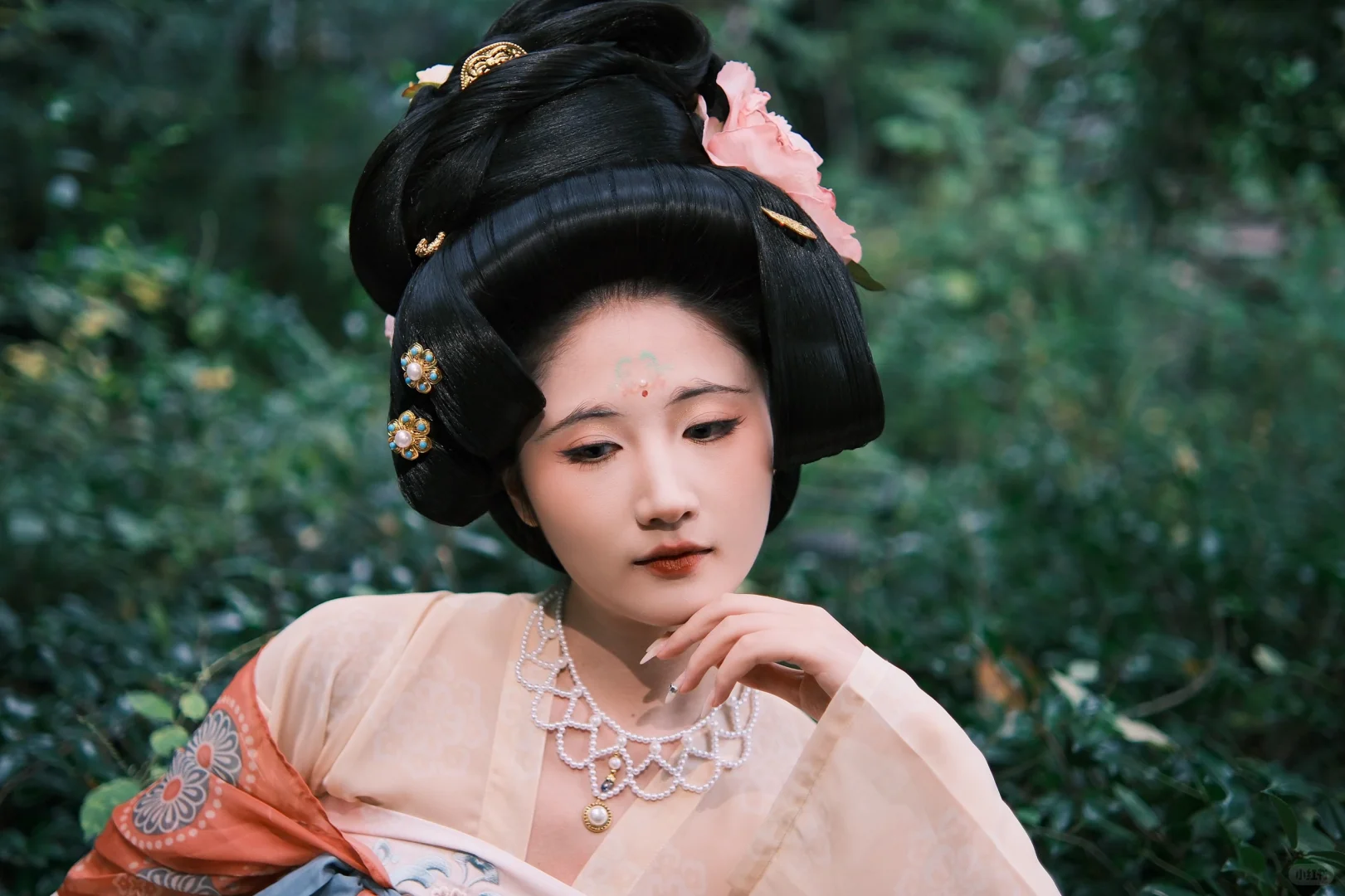 “荷叶罗裙一色裁，芙蓉向脸两边开”