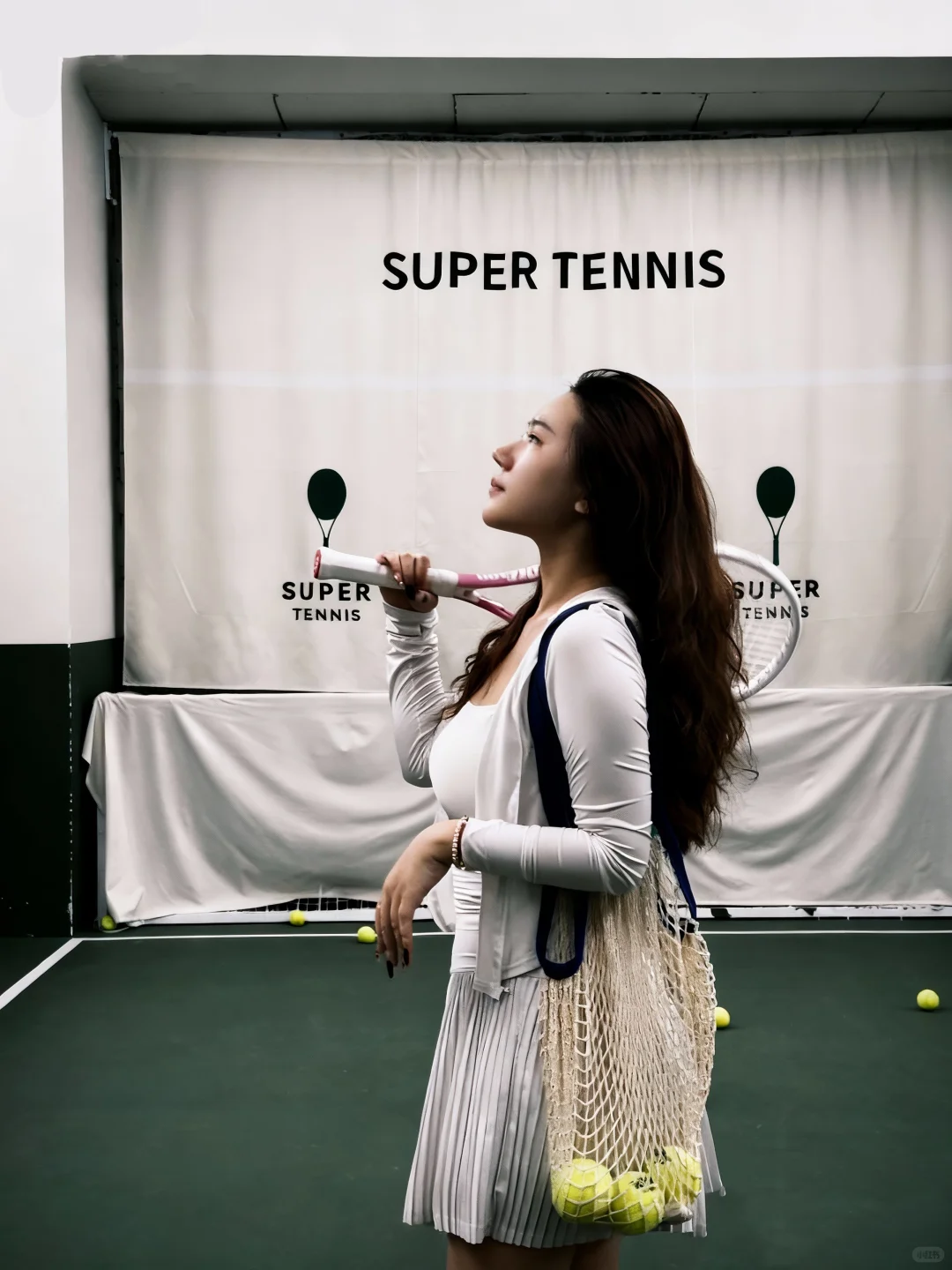 网球场拍的美女球友球衣太绝了🎾