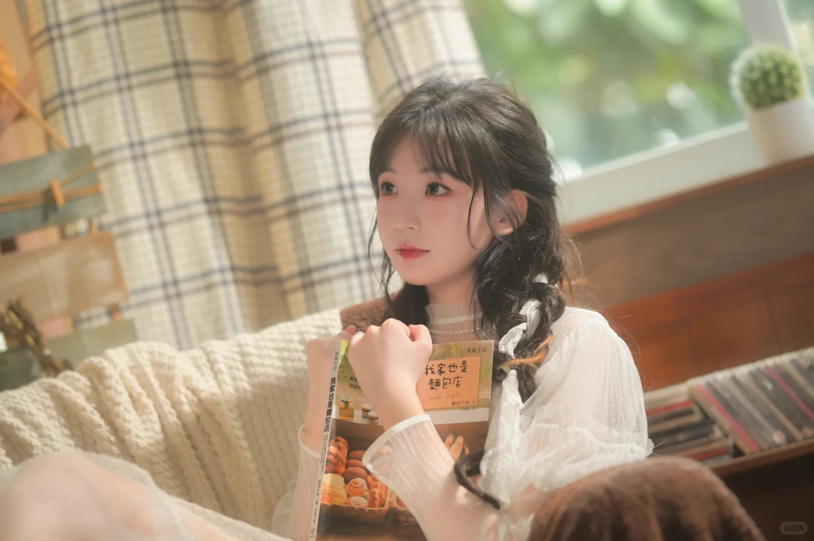 夏日的风吹进房里，悄悄看你在做什~