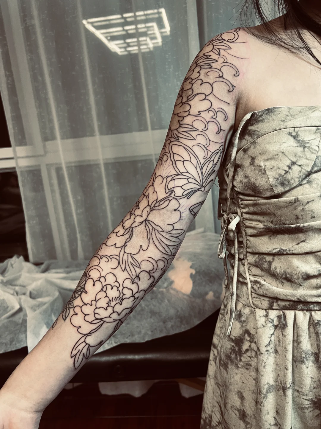 适合女生的花臂牡丹花 初步线条