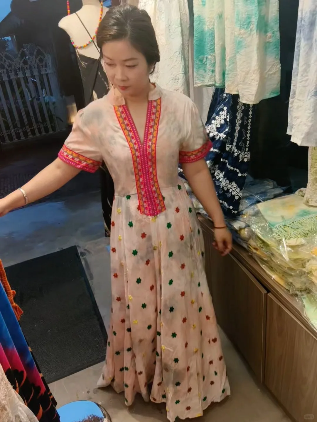 小县城里的小店里的衣服太好看啦～